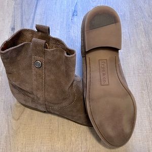 Frye & Co ankle booties